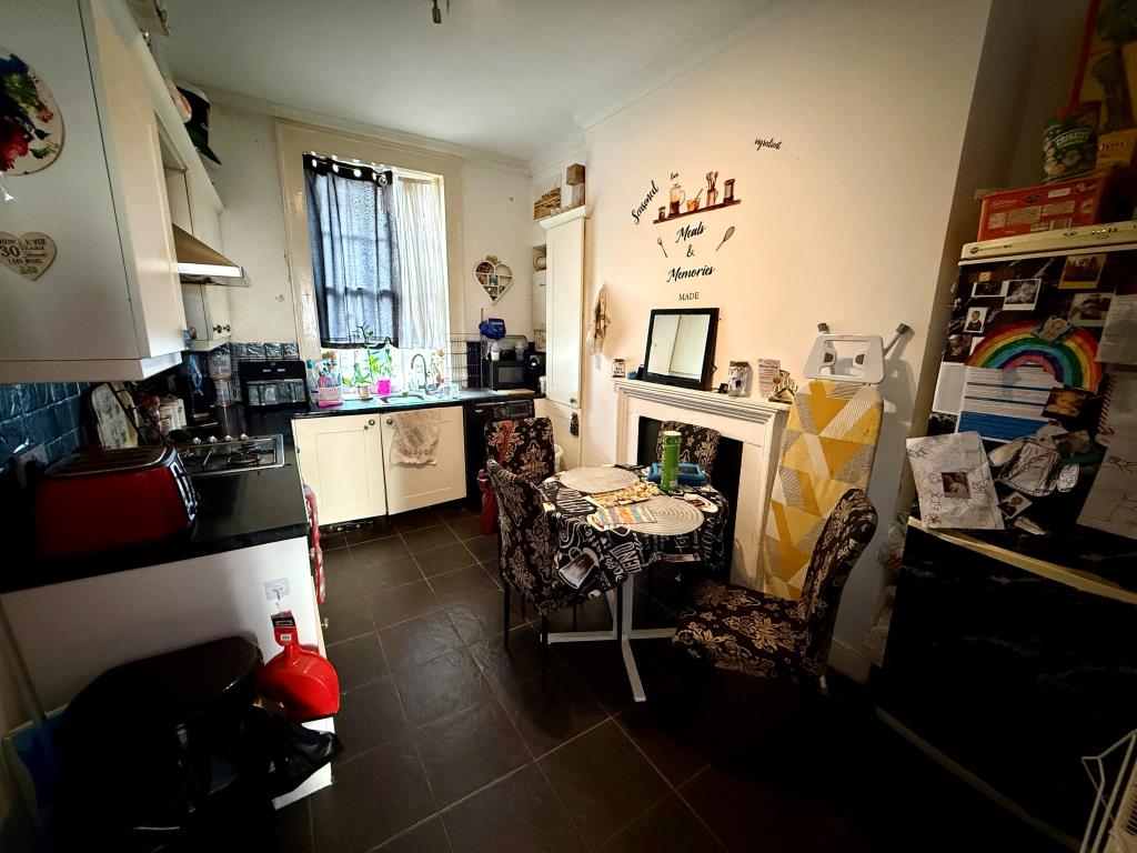 Lot: 88 - VACANT FOUR STOREY PROPERTY IN TOWN CENTRE - Maisonette - first floor - kitchen